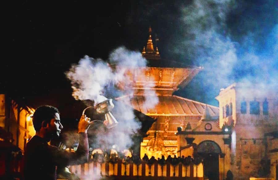 Kathmandu: Pashupatinath Aarati & Cremation Evening Tour - The evening Aarati beside the Bagmati River