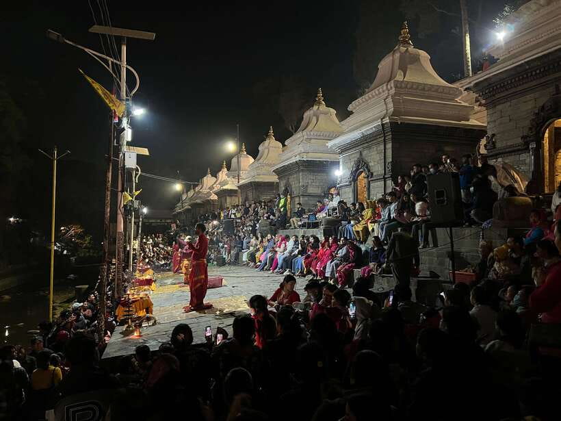 Kathmandu: Pashupatinath Evening Aarati Tour Private/Group - Finding a good place for the ceremony