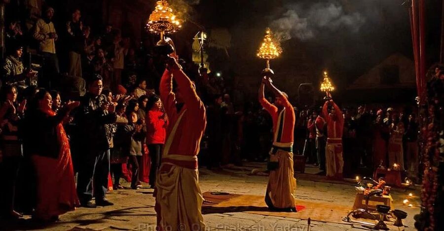 Kathmandu: Pashupatinath Temple Aarti Night Tour - Exploring the temple complex with an English-speaking guide